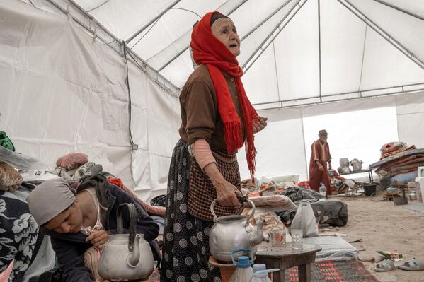 Women prepare tea inside a tent set up as a temporary shelter for earthquake survivors in a village near Amizmiz in central Morocco on September 13, 2023.  - Sputnik Africa