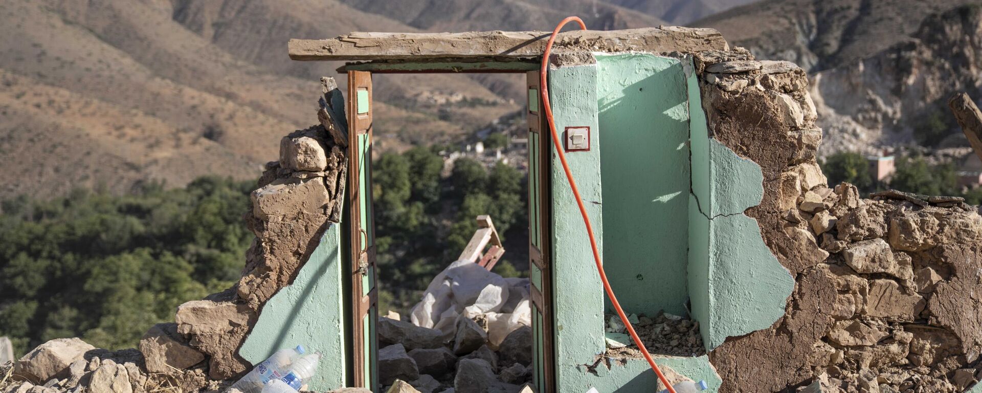 The door of what used to be a house stands amid earthquake rubble in the town of Imi Ntala, near Marrakech, Morocco. - Sputnik Africa, 1920, 15.09.2023