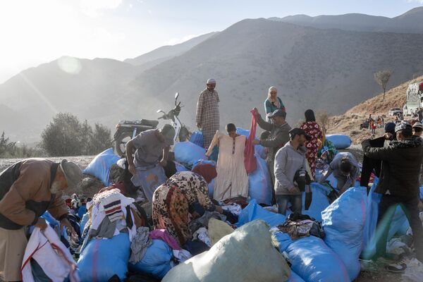 Displaced villagers search for food and clothes left by volunteers in the Atlas Mountains range between Maarakesh and Taroudant, on September 14, 2023.  - Sputnik Africa