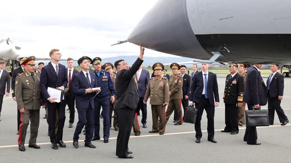 Kim Jong-un et le ministre russe de la Défense Sergueï Choïgu à l'aérodrome de Knevichi à Vladivostok. - Sputnik Afrique