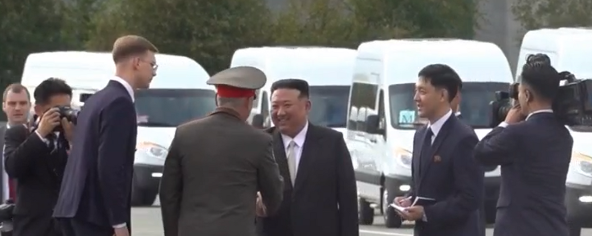 North Korean leader Kim Jong Un arrived at the airfield early Saturday, meeting with Russian Defense Minister Sergei Shoigu before viewing a variety of Russian military aircraft - Sputnik Africa, 1920, 16.09.2023