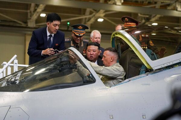 The DPRK leader examines closely the Sukhoi Su-57 multirole fighter jet at the final assembly facility of the Su-35 and Su-57 aircraft at the aviation plant. - Sputnik Africa