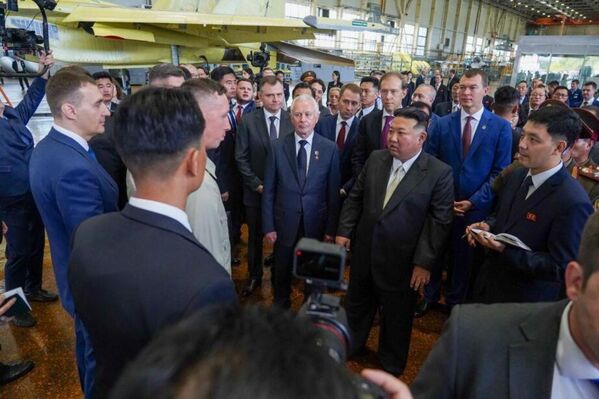 The DPRK leader, Khabarovsk governor, and minister listen to an employee guiding them and explaining the characteristics of aircraft produced at the aviation plant. - Sputnik Africa