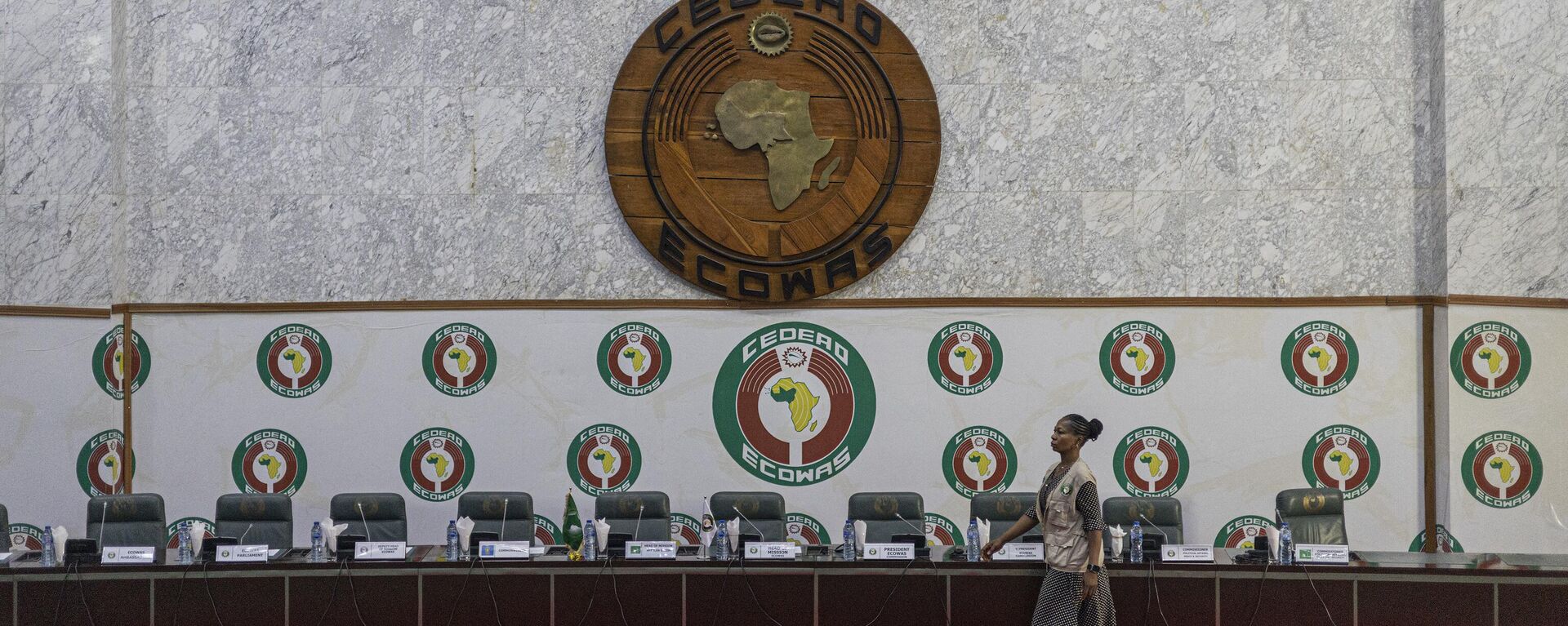 An ECOWAS staff member walks past a stage before a press conference organized by the Commonwealth, The Economic Community of West African States (ECOWAS) and the Africa Union (AU) at the ECOWAS head quarter in Abuja on February 27, 2023. - Sputnik Africa, 1920, 17.09.2023