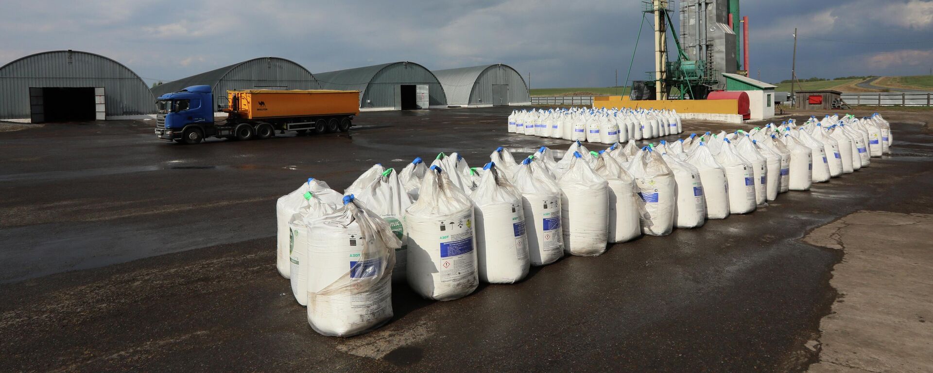 Packs with fertilizers are prepared for wheat seeds sowing at a warehouse of Solgon company in the Siberian the village of Talniki, Uzhursky district of Krasnoyarsk region, Russia. - Sputnik Africa, 1920, 17.09.2023