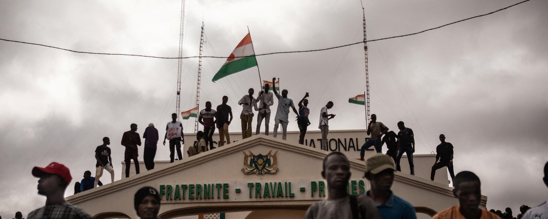 Protesters hold a Niger flag during a demonstration on independence day in Niamey on August 3, 2023.  - Sputnik Africa, 1920, 17.09.2023