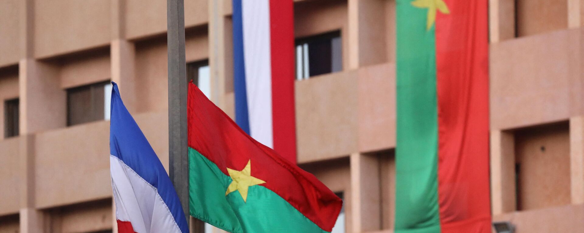 A French flag flies next to a Burkina Faso flag in Ouagadougou on November 27, 2017, ahead of a two-day official visit by the French president. - Sputnik Africa, 1920, 17.09.2023