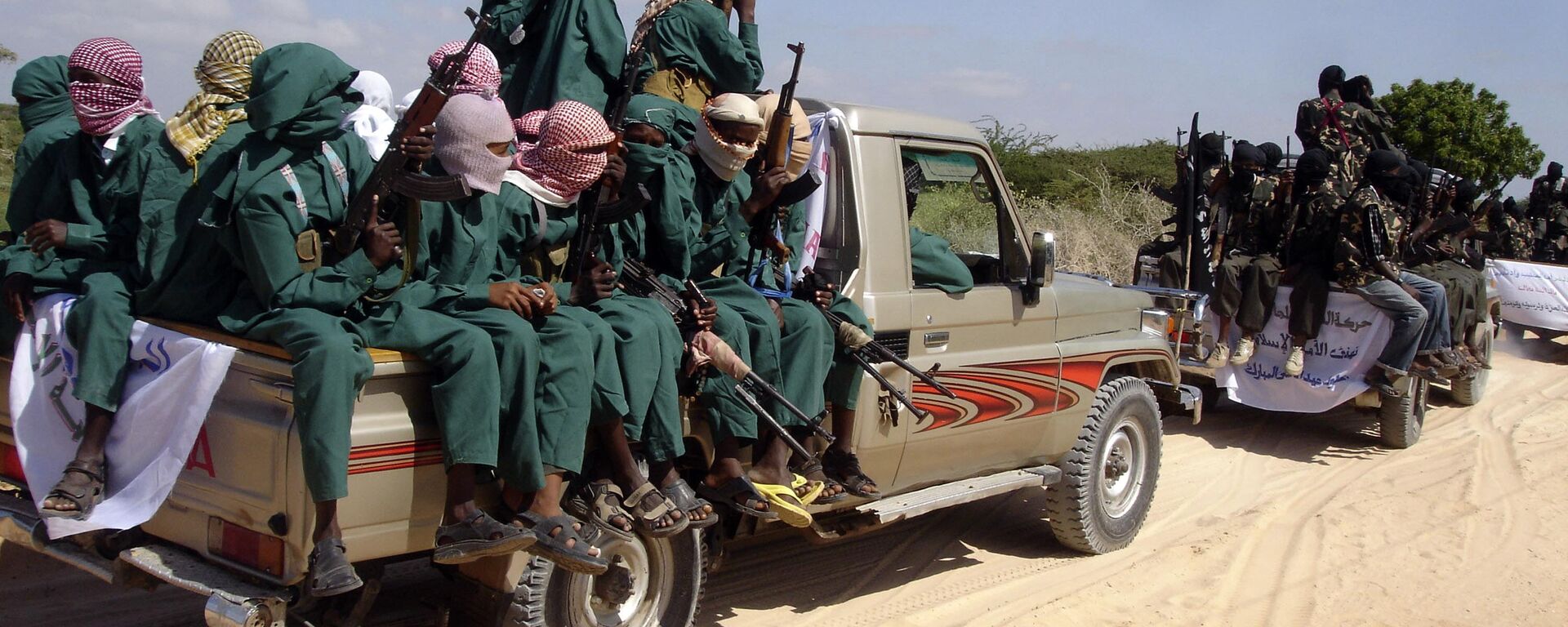 Armed fighters from the Al-shabab group travel on the back of pickup trucks outside Mogadishu in Somalia on Monday Dec. 8, 2008. - Sputnik Africa, 1920, 17.09.2023