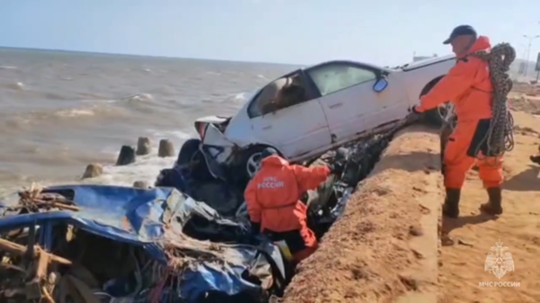 Des secouristes russes travaillent dans les zones les plus difficiles en Libye, frappée par les inondations dévastatrices - Sputnik Afrique