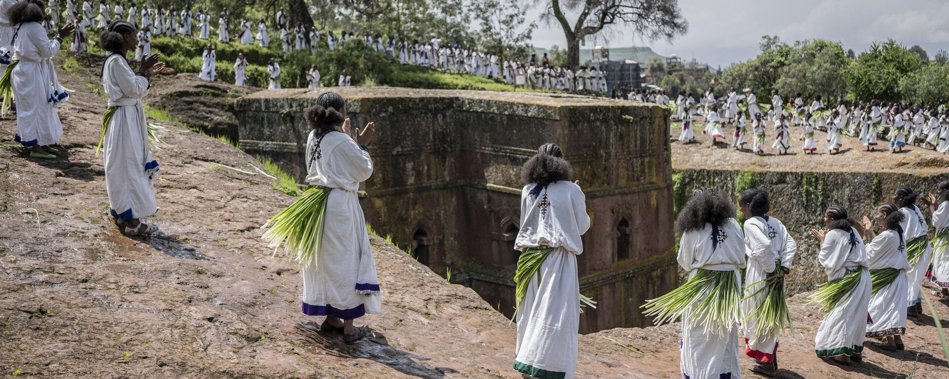 Young women sing during Ashenda festival, at Saint George Church, in Lalibela, Ethiopia, on August 22, 2022.  - Sputnik Africa, 1920, 18.09.2023