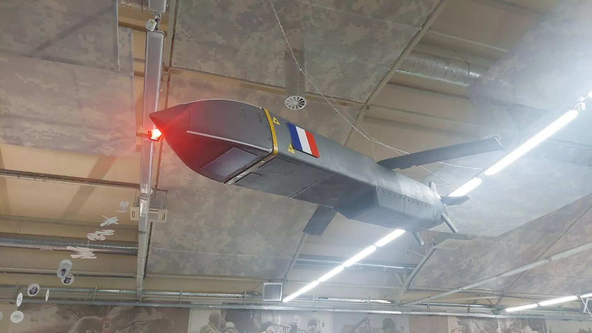 Un missile Storm Shadow capturé (SCALP en français), présenté lors d'une exposition dans le cadre du Forum militaro-technique international Armée-2023 en Russie. - Sputnik Afrique, 1920, 09.07.2024