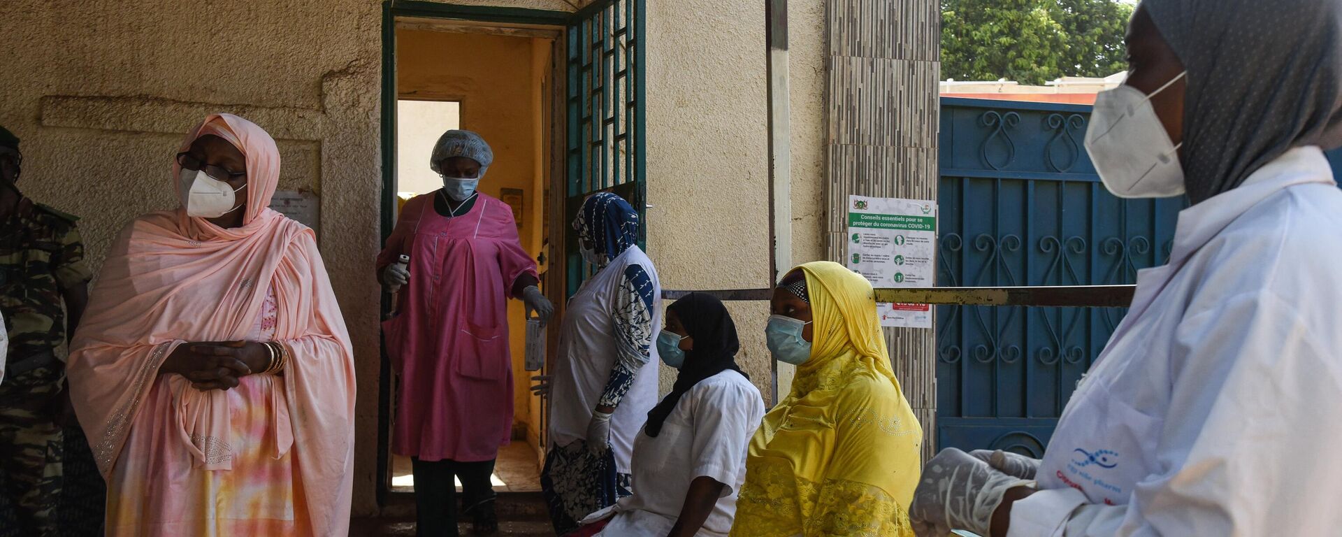 Women, care assistants and nurses are seen at the entrance of the Issaka Gazoby maternity hospital in Niamey on May 8, 2020, where temperature checks on patients are conducted at the main entrance by maternity staff. - Sputnik Africa, 1920, 18.09.2023