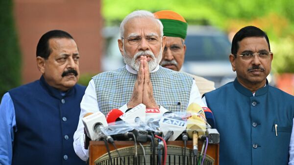 India's Prime Minister Narendra Modi (C) along with lawmakers, addresses the media representatives upon his arrival to attend the special session of the parliament in New Delhi on September 18, 2023. - Sputnik Africa