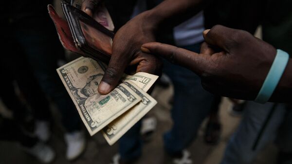 Des dollars américains à Harare.  - Sputnik Afrique