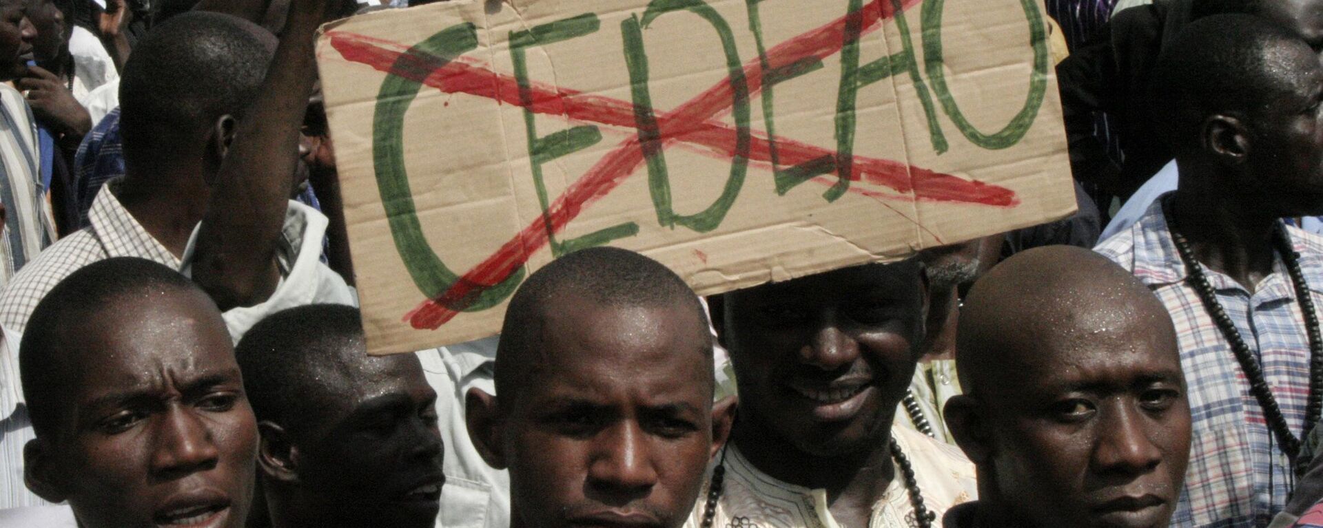 Malians opposing a foreign military intervention to retake Mali's Islamist-held north carry signs protesting West African regional bloc ECOWAS (known by its French acronym CEDEAO) as they march in the streets of the capital, Bamako, Mali on Thursday, Oct. 18, 2012.  - Sputnik Africa, 1920, 28.01.2024