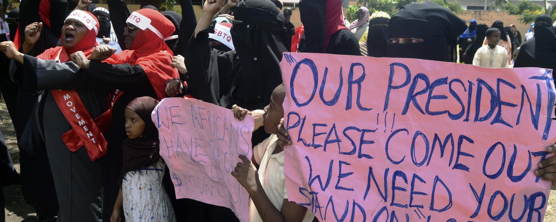 Members of the anti-LGBTQ movement hold placards as they chant slogans during a protest against a ruling by the Kenyan Supreme Court for upholding the National Gay and Lesbians Human Rights Commission (NGLHRC) to register the association, in Mombasa, Kenya, Friday Sept. 15, 2023. - Sputnik Africa, 1920, 19.09.2023