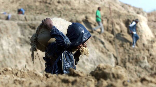 Un jeune porte un sac à la mine de Kabuebue, au Congo - Sputnik Afrique