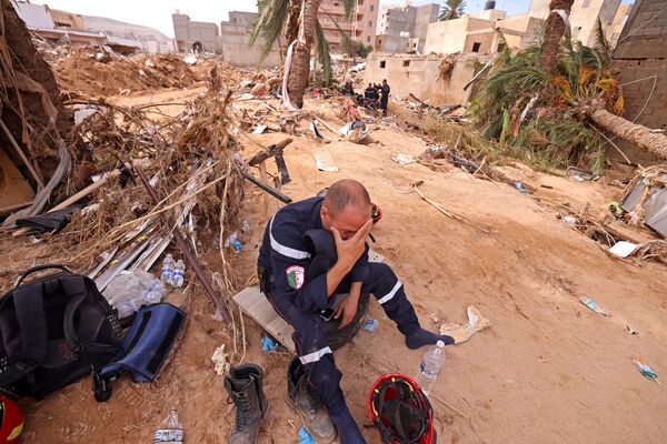 A member of the Algerian Rescue Team reacts as he assists in relief work in Derna on September 17, 2023.  - Sputnik Africa