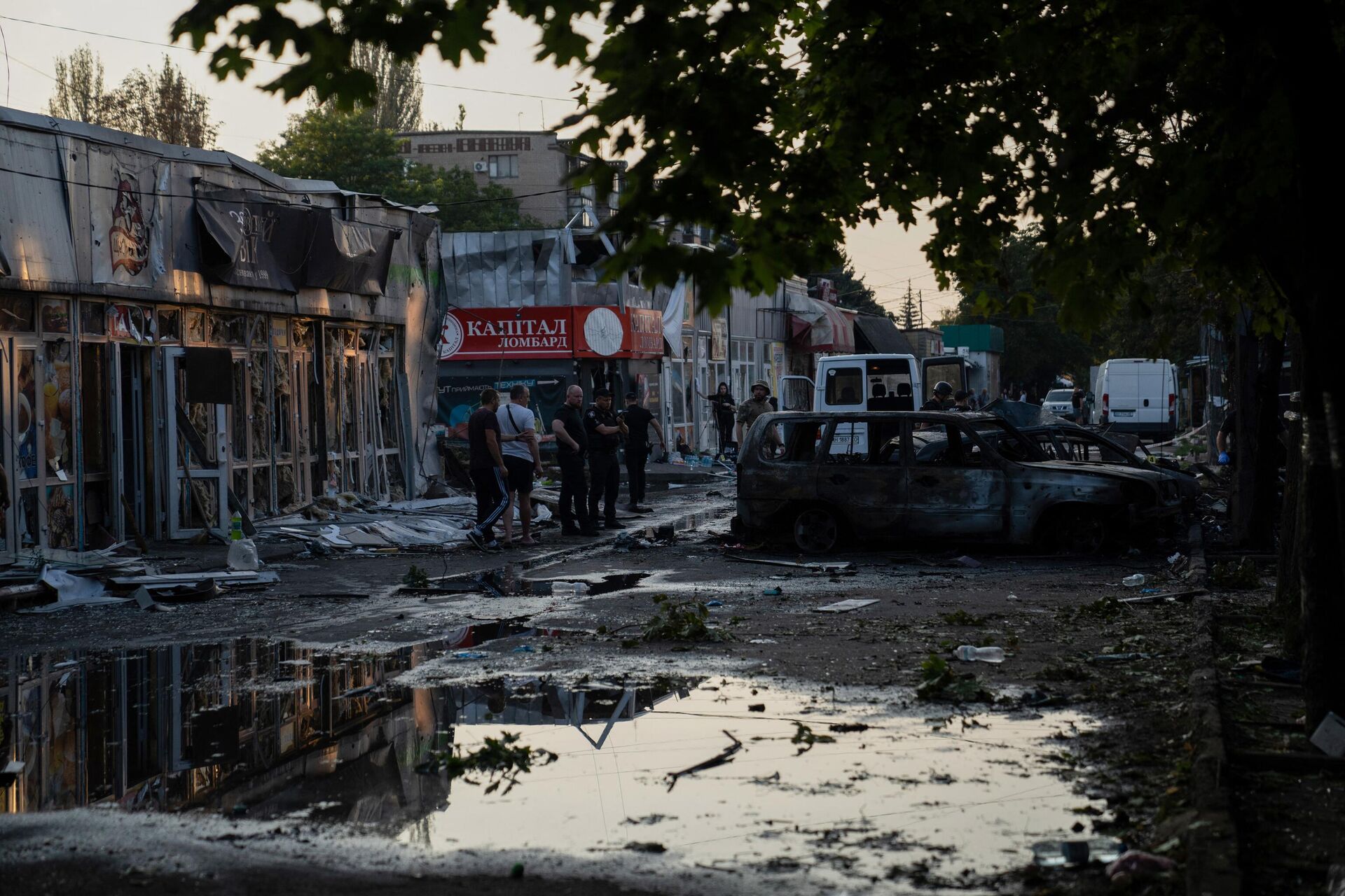 People walk at the site of a missile strike at a market in Konstantinovka, Donetsk region on September 6, 2023. - Sputnik Africa, 1920, 19.09.2023