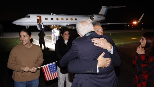 Les retrouvailles familiales, à l'aéroport Davison Army à Fort Belvoir, aux Etats-Unis, des membres rapatriés dans le cadre de l’accord d'échange de prisonniers entre les États-Unis et l'Iran. - Sputnik Afrique