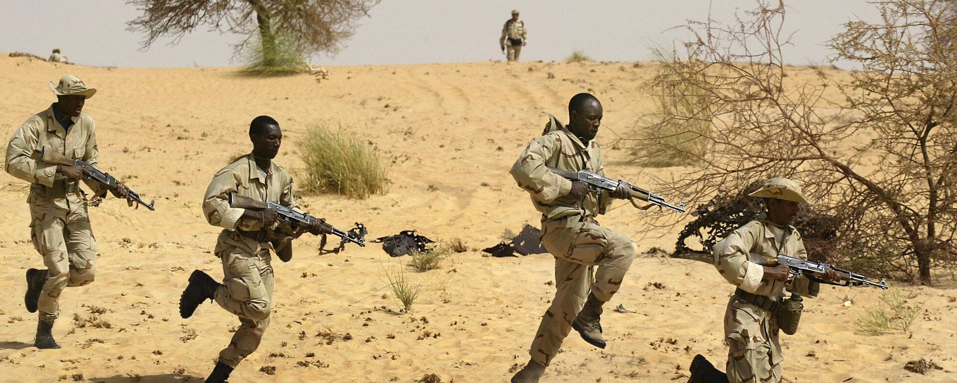 Malian soldiers from the 512th Motorised Infantry company complete their training by US Special Forces in the desert near Timbuktu in Mali, Thursday, March 18, 2004.  - Sputnik Africa, 1920, 14.12.2023