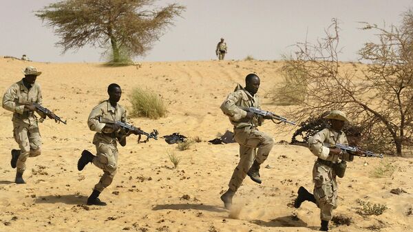 Malian soldiers from the 512th Motorised Infantry company complete their training by US Special Forces in the desert near Timbuktu in Mali, Thursday, March 18, 2004.  - Sputnik Africa