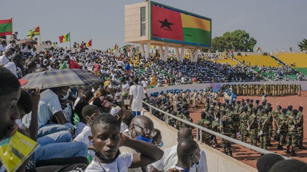 Des spectateurs attendent dans le Stade du 24 septembre avant la cérémonie du Jour de l'Indépendance à Bissau - Sputnik Afrique