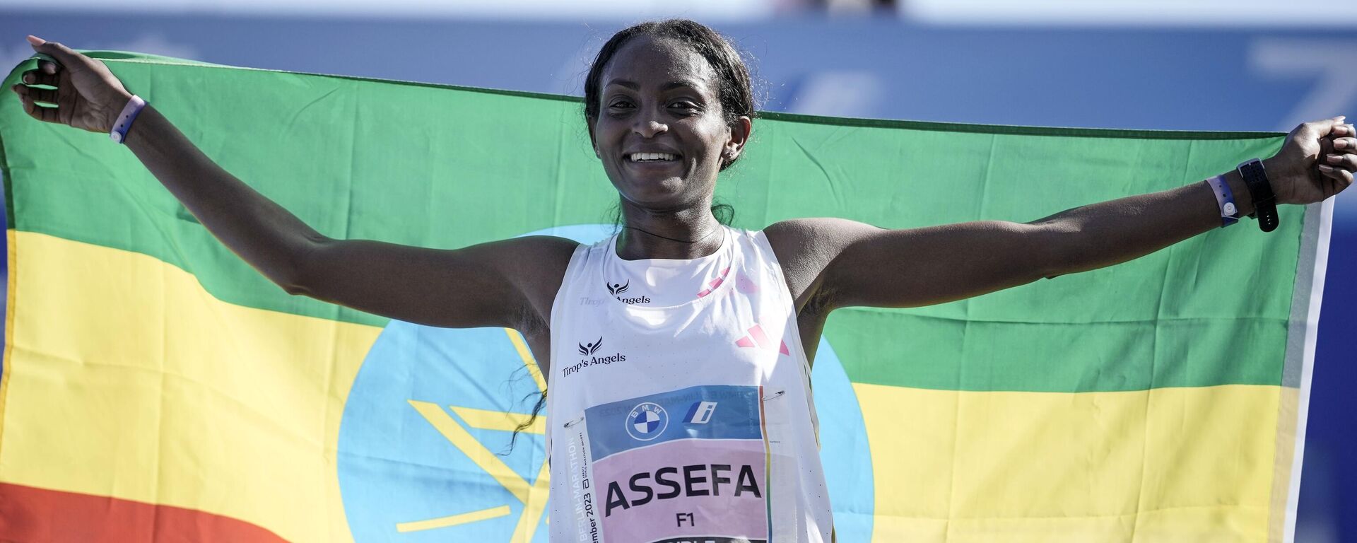 Ethiopia's Tigist Assefa celebrates after she crossed the finish line to win the women's division of the Berlin Marathon in world record time in Berlin, Germany, Sunday, Sept. 24, 2023. - Sputnik Africa, 1920, 24.09.2023