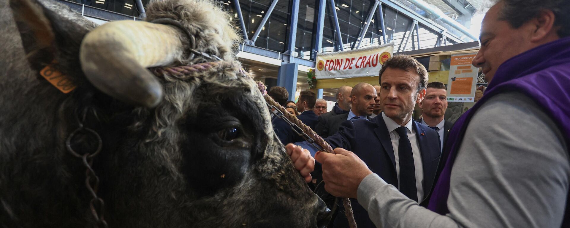 France's President Emmanuel Macron (C) strokes a cow on the inauguration day of the 59th edition of the International Agriculture Fair in Paris, on February 25, 2023. - Sputnik Africa, 1920, 24.09.2023