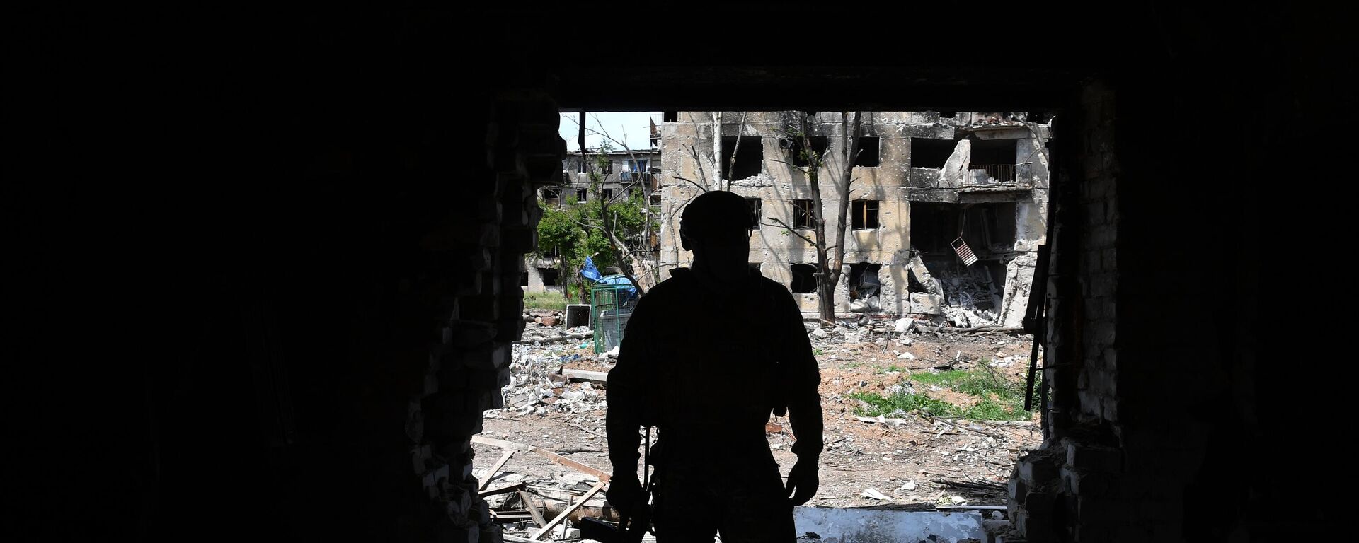 A Russian serviceman of the 150th motorized rifle division of the Southern Group of Forces patrols an area, in the course of Russia's military operation in Ukraine, in the town of Artemovsk, also known as Bakhmut, Donetsk People's Republic, Russia. - Sputnik Africa, 1920, 25.10.2023