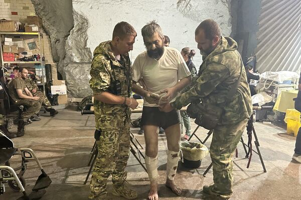 Military doctors helping a wounded man - Sputnik Africa