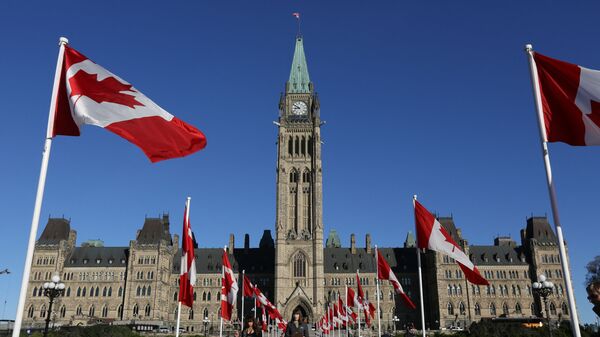 Canadian flags line the walkway in front of the Parliament in Ottawa, Ontario, October 2, 2017 - Sputnik Afrique