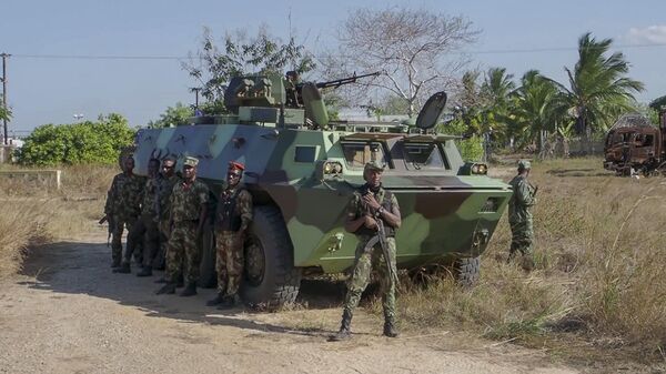 Des soldats mozambicains se tiennent près d'un véhicule blindé à l'aéroport de Mocimboa da Praia, province de Cabo Delgado, Mozambique, le 9 août 2021. - Sputnik Afrique