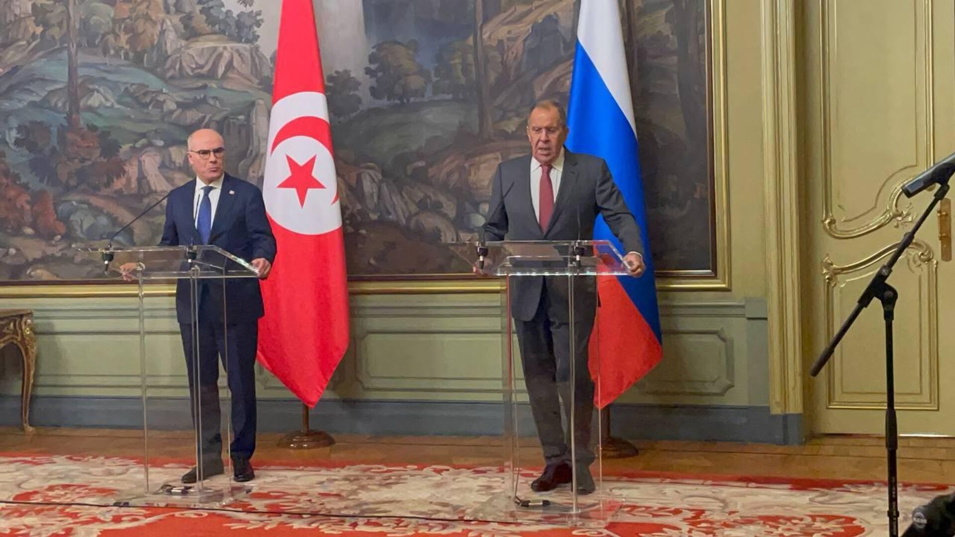 Russian Foreign Minister Sergey Lavrov and his Tunisian counterpart Nabil Ammar are holding a press conference after bilateral talks in Moscow, Russia, on September 26, 2023. - Sputnik Africa, 1920, 26.09.2023
