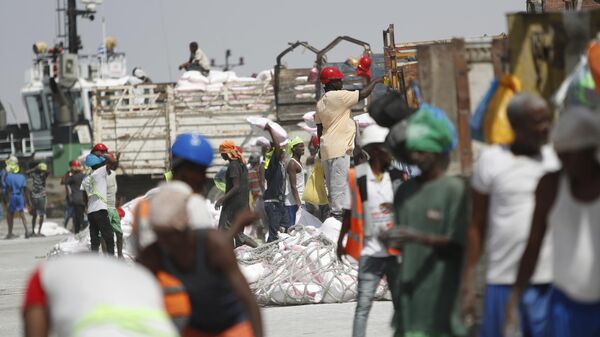 Workers offload goods from a docked ship at the seaport of Berbera in Somaliland, a breakaway region of Somalia, on Feb. 10, 2022. - Sputnik Africa