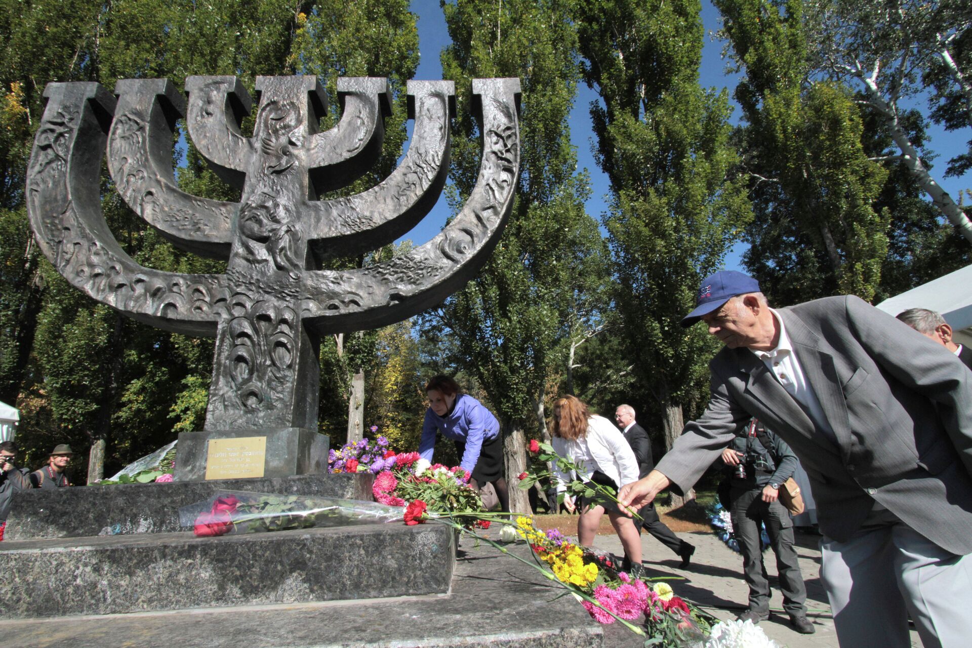 People lay flowers at the monument at the Babi Yar national historical and memorial park during a commemorative rally. - Sputnik Africa, 1920, 26.09.2023