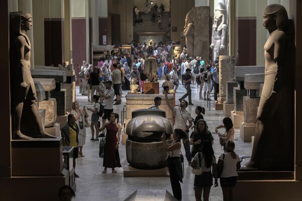 Hundreds of tourists watch and film antiquities at the Egyptian museum in Cairo, Egypt, September 27, 2023.  - Sputnik Africa