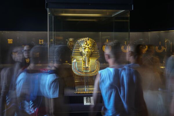 Tourists surround the golden mask of King Tutankhamun at the Egyptian Museum in Cairo, Egypt, September 27, 2023.  - Sputnik Africa