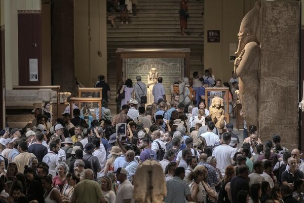 Hundreds of tourists watch and film antiquities at the museum in Cairo. - Sputnik Africa