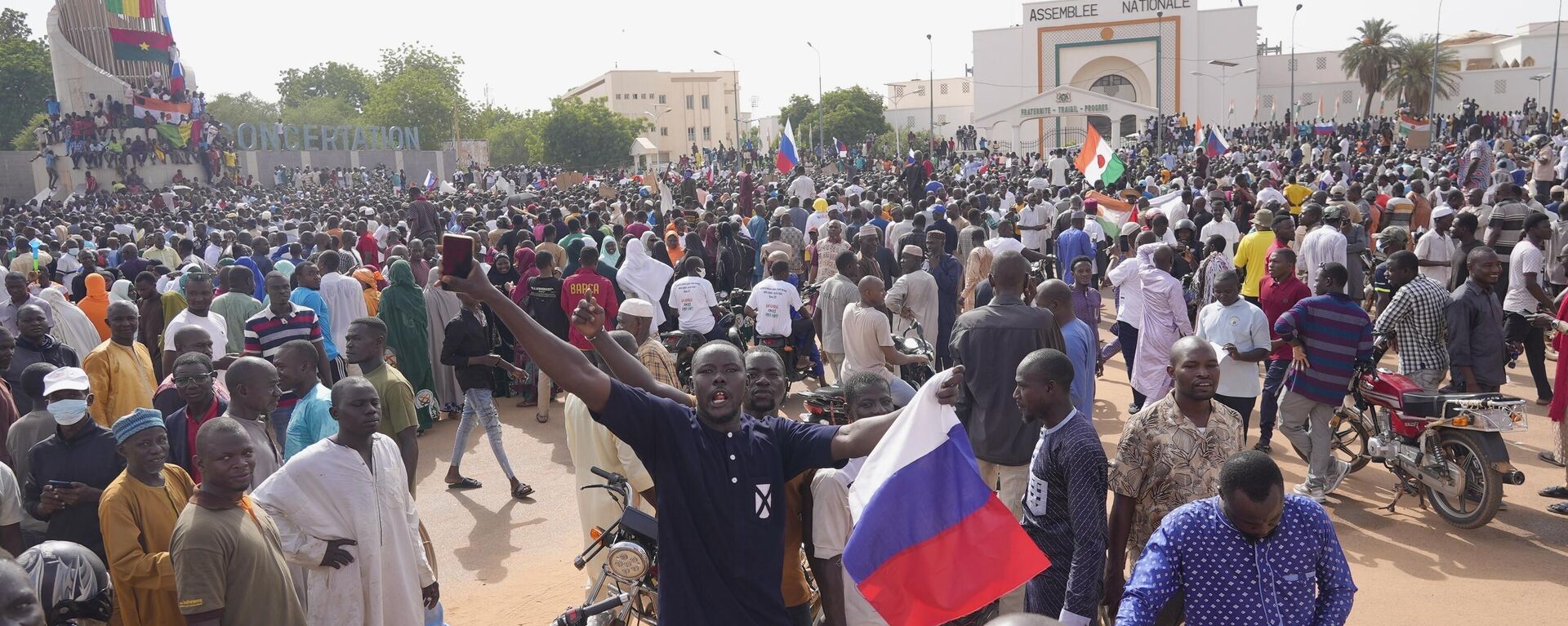 Nigeriens, some holding Russian flags, participate in a march called by supporters of coup leader Gen. Abdourahmane Tchiani in Niamey, Nige - Sputnik Africa, 1920, 28.09.2023