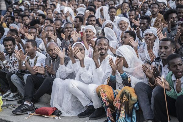 People chant during the celebrations of the Ethiopian Orthodox holiday of Meskel. - Sputnik Africa