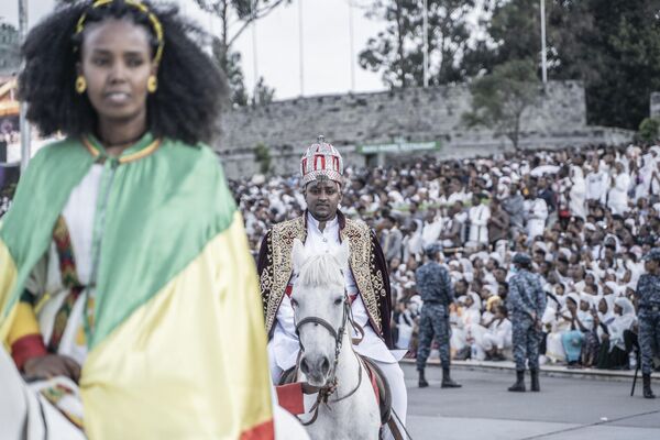 A member of a group of youth dressed with royal costumes parade during the celebrations. - Sputnik Africa