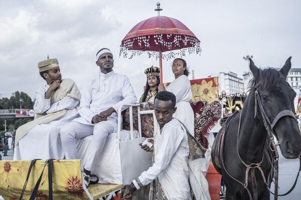 A group of youth dressed with royal costumes parade during the celebrations. - Sputnik Africa
