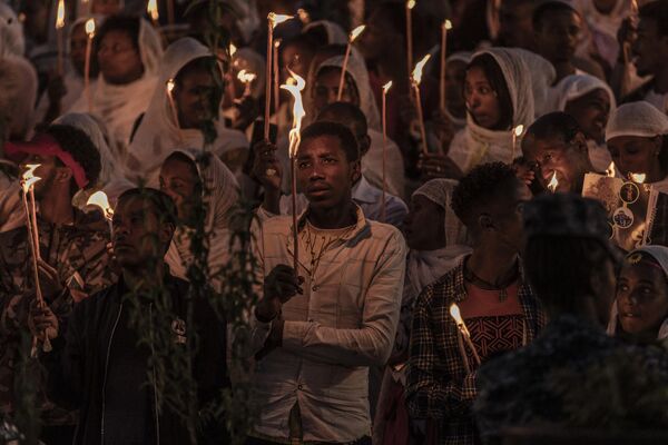 People light up torches and candles during the celebrations of the Ethiopian Orthodox holiday of Meskel . - Sputnik Africa