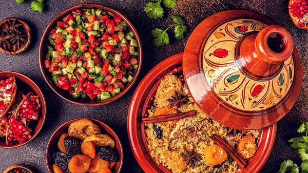 Tajine marocain traditionnel de poulet aux fruits secs et épices - Sputnik Afrique