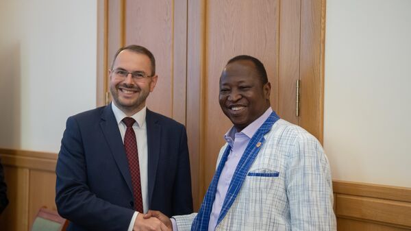 Russian Deputy Education and Science Minister Konstantin Mogilevsky and the Burkinabe Minister of Education Adjima Thiombiano - Sputnik Africa