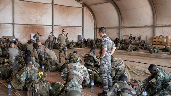 French soldiers of the 2e Regiment Etranger de Parachutistes (2eREP - 2nd Foreign Parachute Regiment ) and Nigerien soldiers prepare for a mission on the French BAP air base, in Niamey, on May 14, 2023. - Sputnik Africa