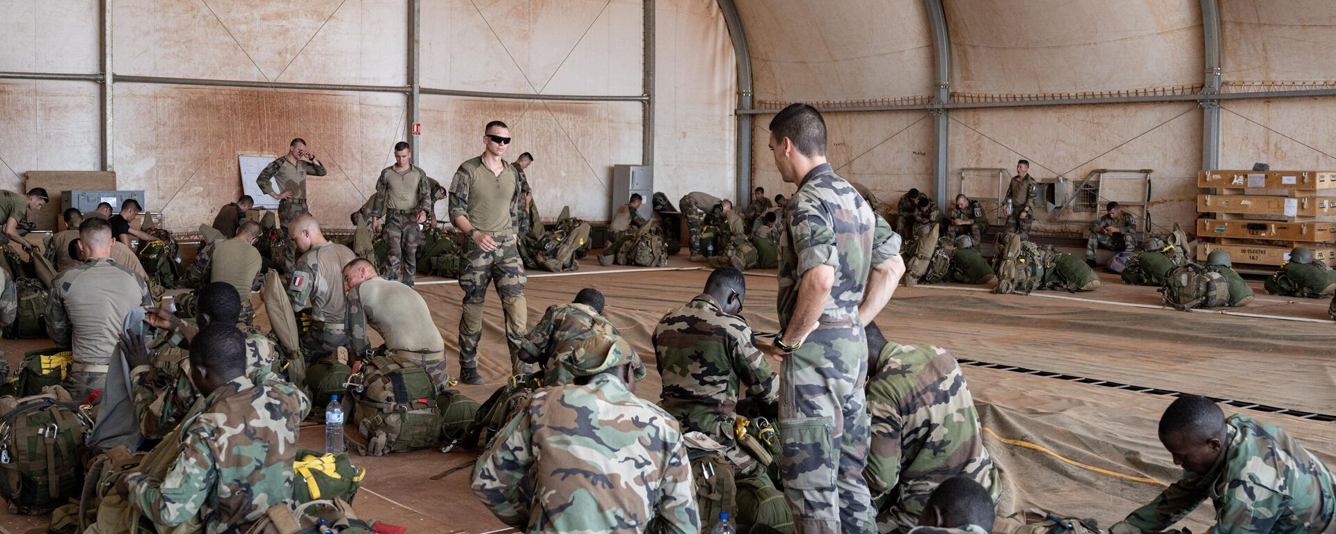 French soldiers of the 2e Regiment Etranger de Parachutistes (2eREP - 2nd Foreign Parachute Regiment ) and Nigerien soldiers prepare for a mission on the French BAP air base, in Niamey, on May 14, 2023. - Sputnik Africa, 1920, 01.10.2023