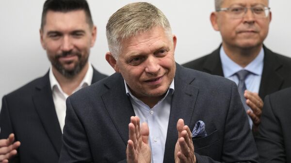 Chairman of Smer-Social Democracy party Robert Fico, center, adresses the results of an early parliamentary election during a press conference in Bratislava, Slovakia, Sunday, Oct. 1, 2023. - Sputnik Africa