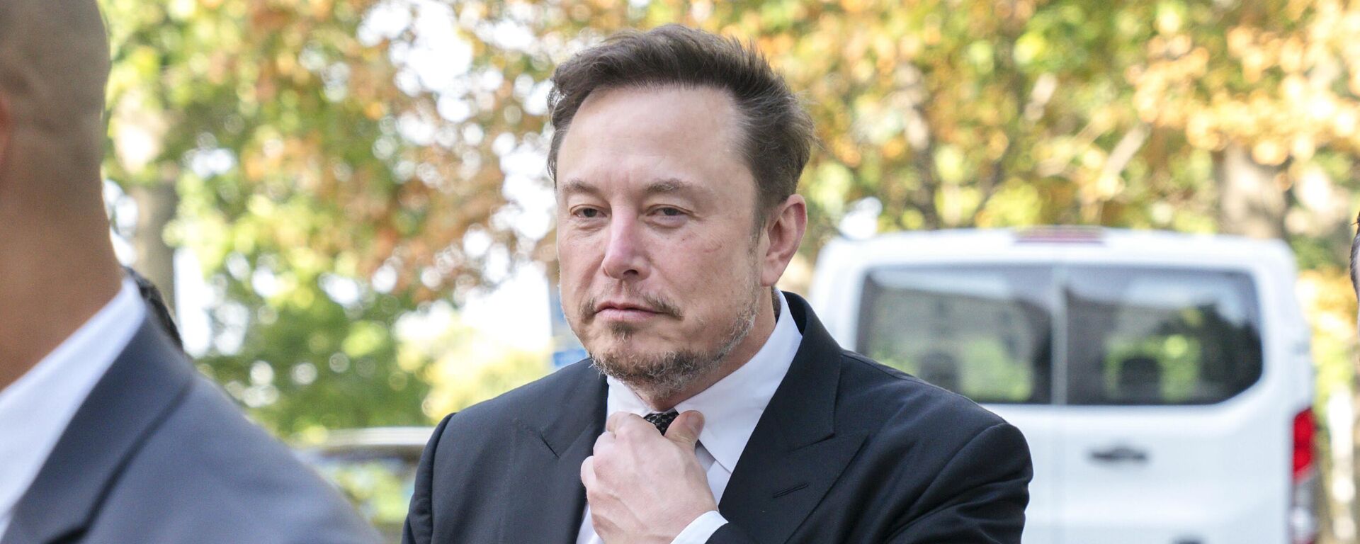 Elon Musk, CEO of X, the company formerly known as Twitter, tightens his tie as he arrives for a closed-door gathering of leading tech CEOs to discuss the priorities and risks surrounding artificial intelligence and how it should be regulated, at Capitol Hill in Washington, Wednesday, Sept. 13, 2023. - Sputnik Africa, 1920, 02.10.2023